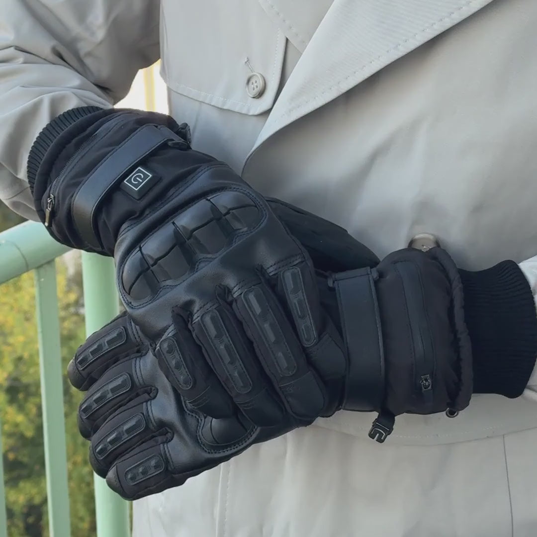 ALOVSTEIN heated gloves: pressing the power button and using a phone with touchscreen fingertips